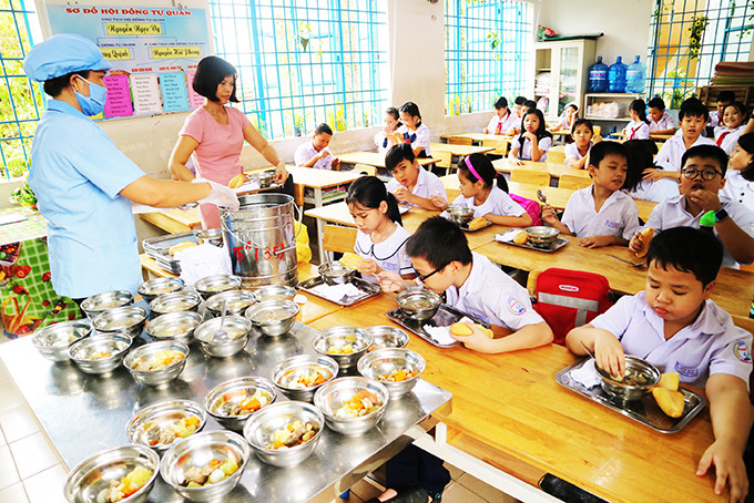 Bữa ăn bán trú của học sinh Trường Tiểu học Phước Long 1. (Ảnh chụp trưa 16-10)