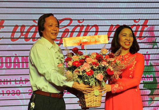 Ông Đỗ Hữu Quỳnh - Phó Giám đốc Sở Giáo dục và Đào tạo Khánh Hòa tặng hoa cho các nữ cán bộ quản lý, cán bộ công đoàn. 