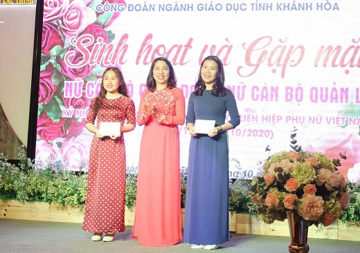 Bà Trương Minh Hà - Chủ tịch Công đoàn ngành Giáo dục tỉnh Khánh Hòa tặng quà cho 2 cô giáo đạt giải nhất cuộc thi giọng hát hay chào mừng ngày Phụ nữ Việt Nam. 