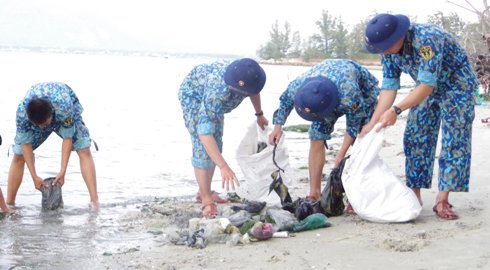 ... và thu gom rác thải dọc bãi biển trên địa bàn đóng quân.
