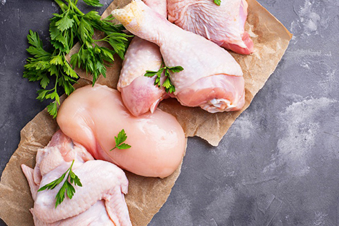 Thịt gà không được nấu chín có thể trở thành thủ phạm gây ngộ độc, nhiễm khuẩn nguy hiểm. Ảnh: Freepik.