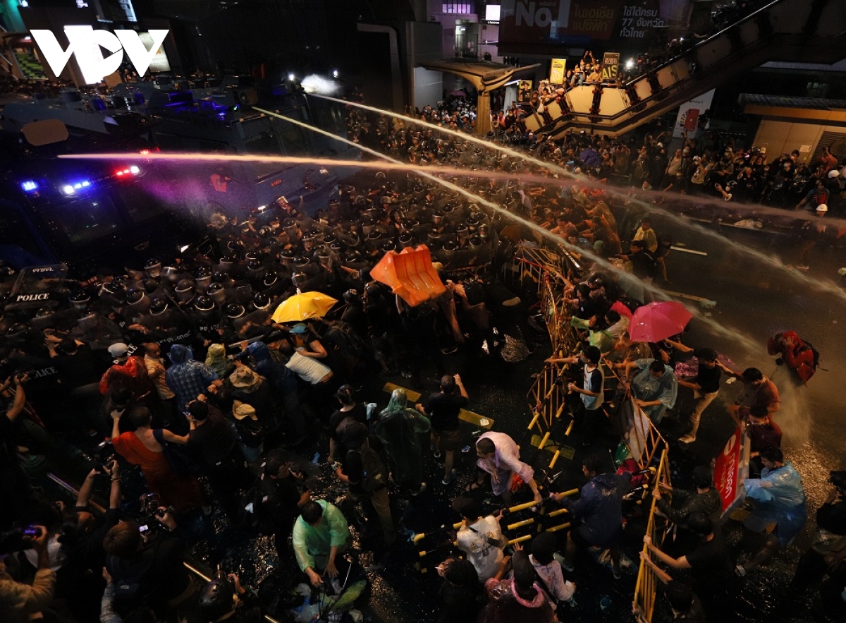 Cảnh sát Thái lan dùng vòi rồng trấn áp người biểu tình.