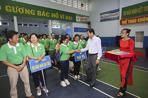 Ông Trần Mạnh Dũng, Phó Chủ tịch HĐND tỉnh tặng cờ lưu niệm cho các đoàn.