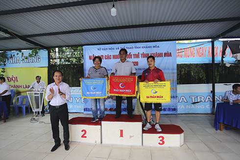 Ông Nguyễn Tuấn Thanh, Phó Giám đốc Sở Văn hóa và Thể thao trao giải toàn đoàn cho các đơn vị, câu lạc bộ.