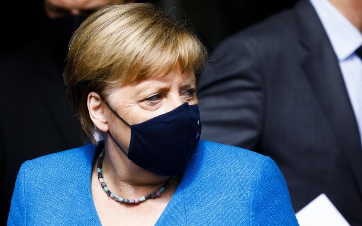 Thủ tướng Đức Merkel đeo khẩu trang. Ảnh: DW.