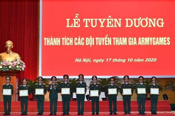 Thượng tướng Phan Văn Giang trao Bằng khen của Bộ trưởng Bộ Quốc phòng tặng đại diện các tập thể có thành tích xuất sắc trong chỉ đạo, tổ chức luyện tập và tham gia Army Games 2020.