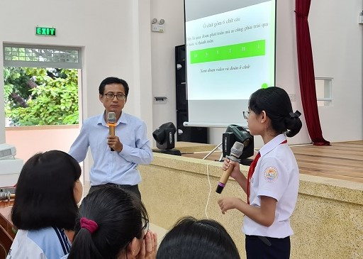 Bác sĩ Tôn Thất Toàn tuyên truyền, trao đổi tới học sinh. 