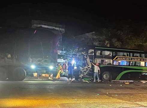 Tông vào đuôi xe tải, tài xế xe khách kẹt trong cabin