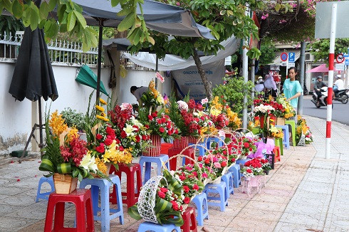 Những lẵng hoa được bán tại khu vực đối diện Trường THCS Thái Nguyên được trưng bày bắt mắt, có giá thấp hơn năm trước.