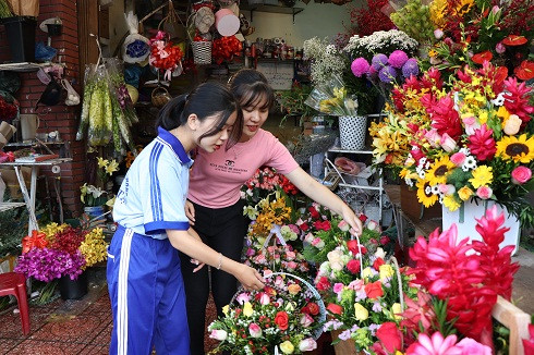 Học sinh mua hoa tặng cô giáo tại một cửa hàng trên đường Nguyễn Trãi.