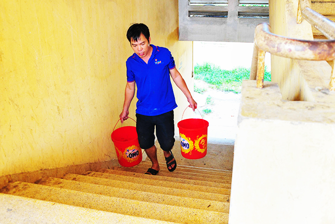 Lao đao vì bị cắt nước