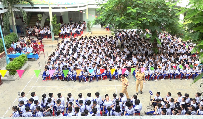 Đội CSGT công anh TP. Nha Trang tuyên truyền về tham gia giao thông cho học sinh.