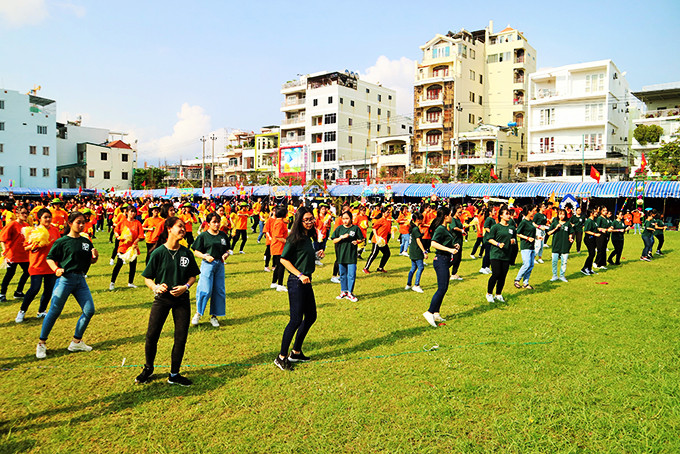 Mass exercise of students of Ly Tu Trong High School (Nha Trang City) 