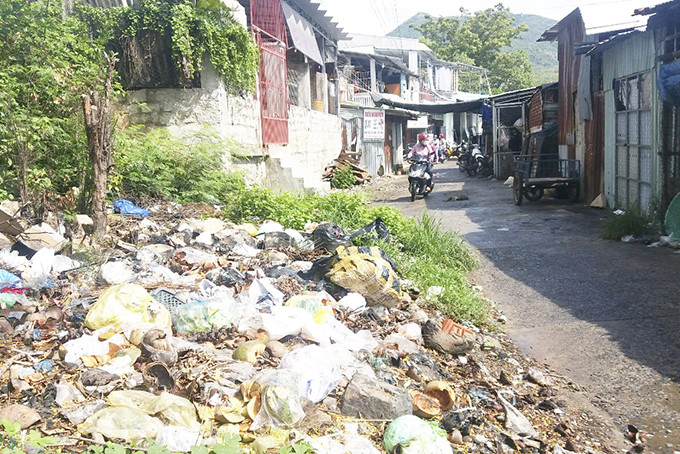 Người dân vứt rác bừa bãi sát khu vực buôn bán tạm.