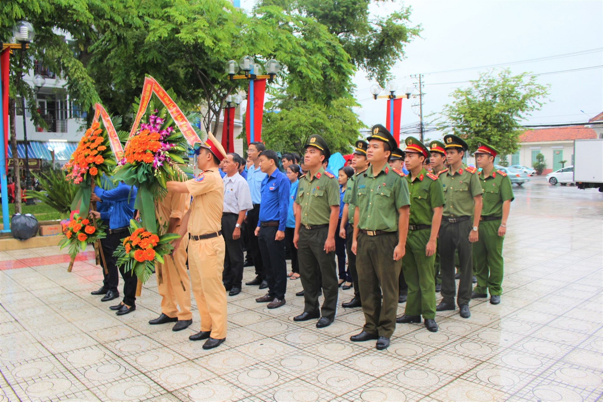 Các đại biểu đặt vòng hoa tưởng nhớ đến công lao to lớn của các anh hùng, liệt sĩ