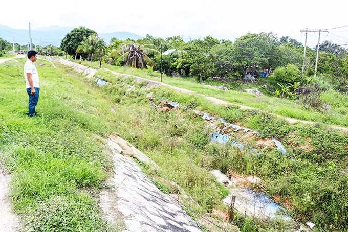 Một đoạn kênh bị xuống cấp tại xã Cam Thành Bắc.  