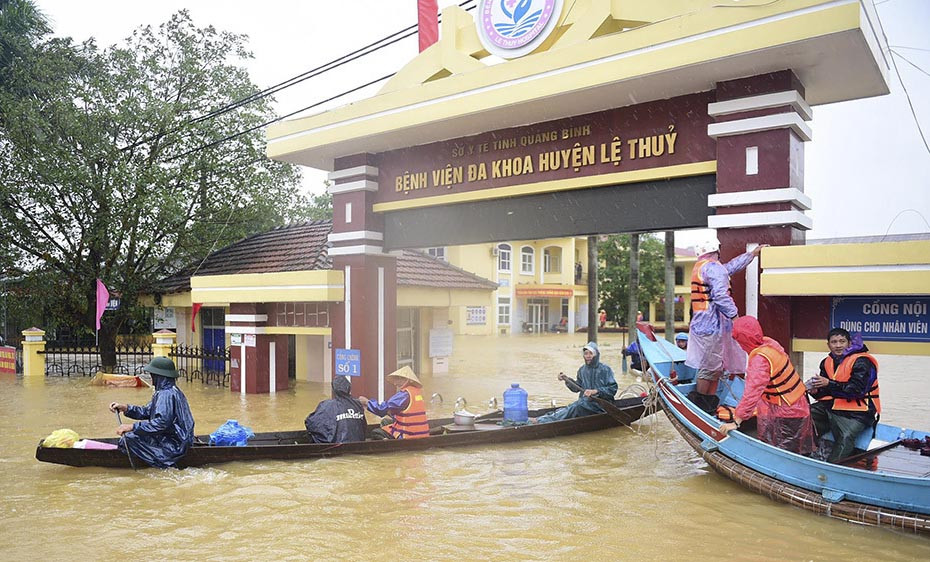 Người dân miền Trunggặp nhiêu khó khăn vì lũ lụt đang cần được hỗ trợ