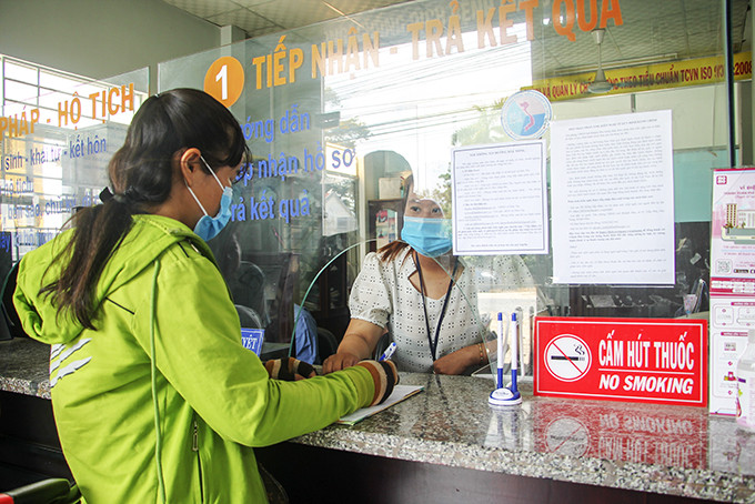 Bảng cấm hút thuốc lá được đặt ở vị trí dễ quan sát tại Bộ phận một cửa của UBND xã Diên Thọ.          