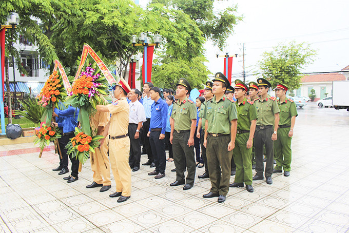Các đại biểu đặt vòng hoa tưởng nhớ đến công lao to lớn  của các anh hùng, liệt sĩ.