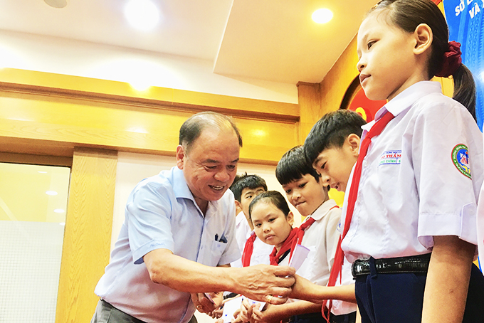 Trao học bổng cho trẻ em nghèo