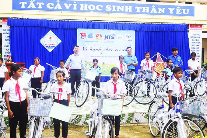 Tỉnh đoàn - Hội Liên hiệp Thanh niên Việt Nam tỉnh phối hợp trao xe đạp cho học sinh có hoàn cảnh khó khăn. 