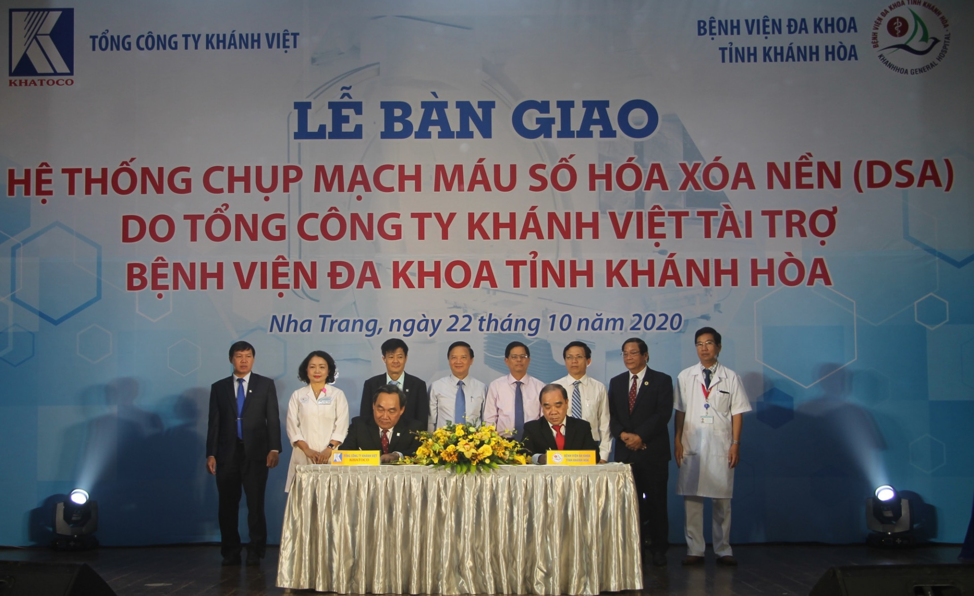 Lãnh đạo Tổng Công ty Khánh Việt và Bệnh viện Đa khoa tỉnh ký kết bàn giao hệ thống DSA