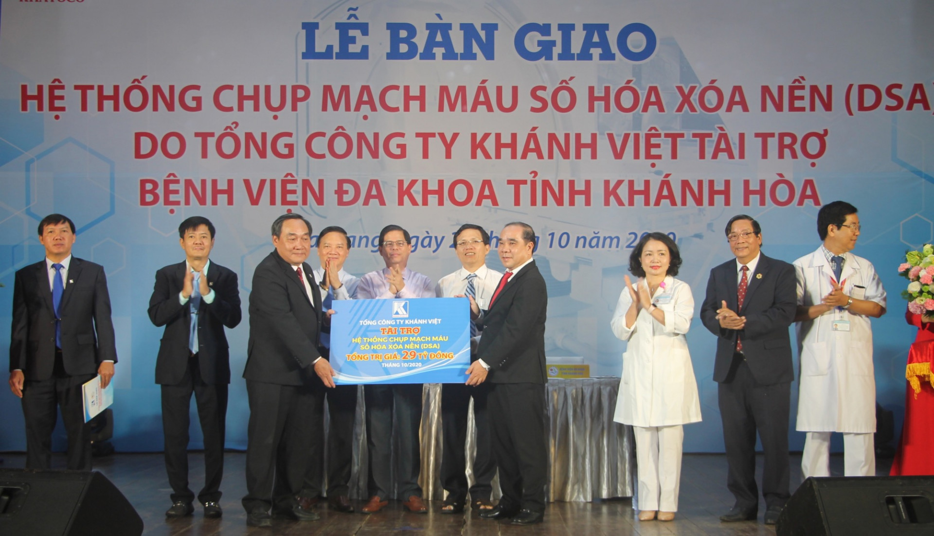 Lãnh đạo Tổng Công ty Khánh Việt trao tặng hệ thống DSA cho Bệnh viện Đa khoa tỉnh.