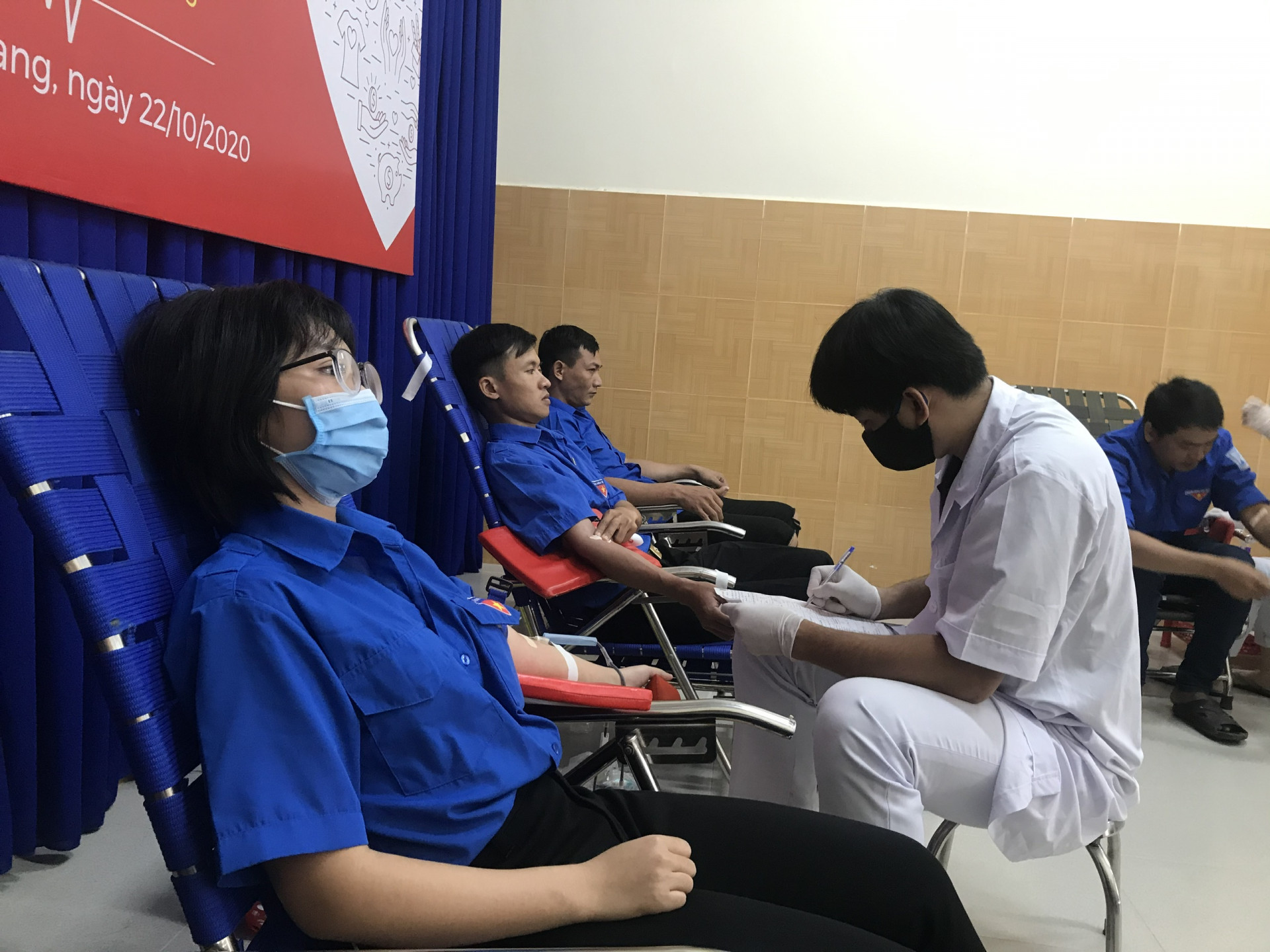 Đoàn viên, thanh niên Tổng Công ty Khánh Việt tham gia hiến máu nhân đạo.