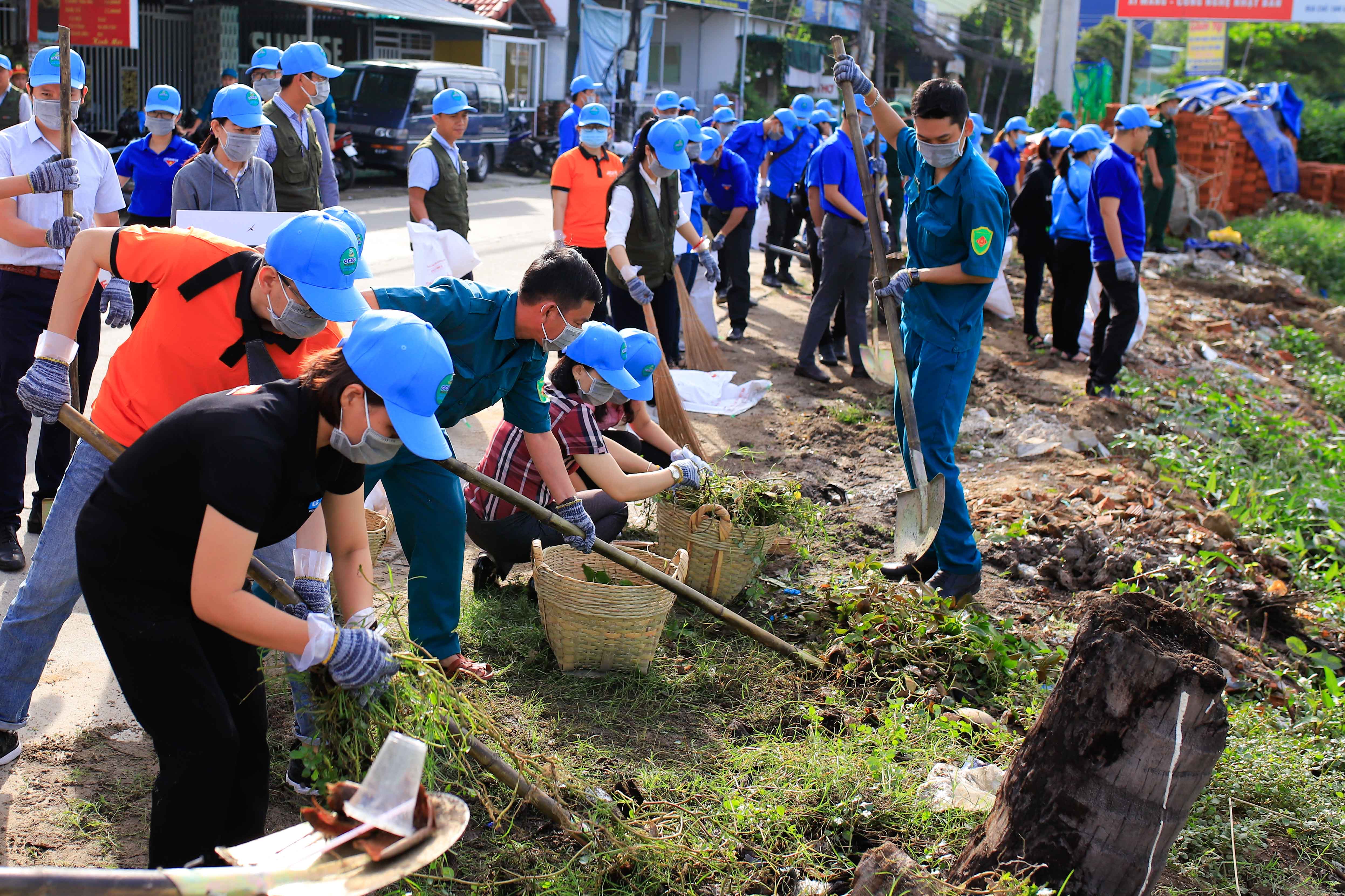 Hơn 100 tình nguyện viên tham gia thu gom rác thải dọc sông Bà Vệ