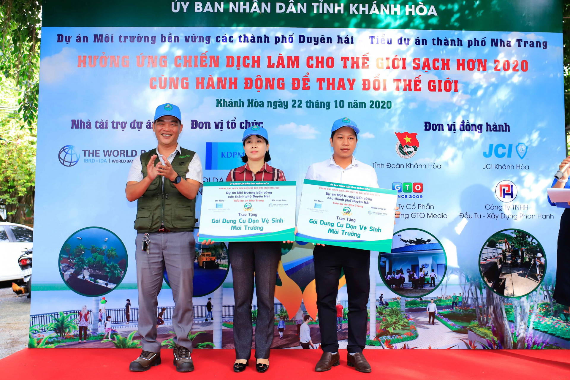Ban tổ chức trao biểu trưng các gói dụng cụ dọn vệ sinh môi trường cho phường Ngọc Hiệp và phường Phương Sơn 
