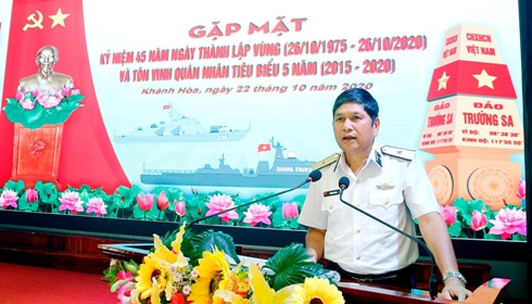 Chuẩn Đô đốc Ngô Văn Thuân - Chính ủy Vùng 4 Hải quân phát biểu tại buổi gặp mặt.