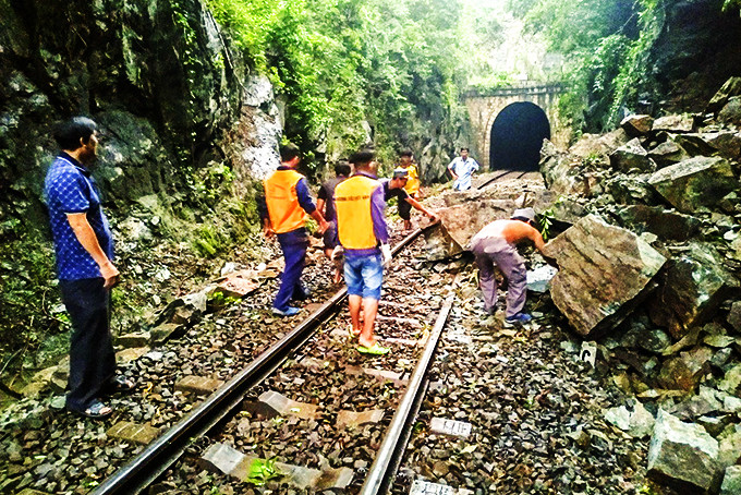 Vụ sạt lở khu vực phía bắc hầm đường sắt đèo Rù Rì ngày 9-10, ảnh hưởng rất lớn đến an toàn giao thông đường sắt.
