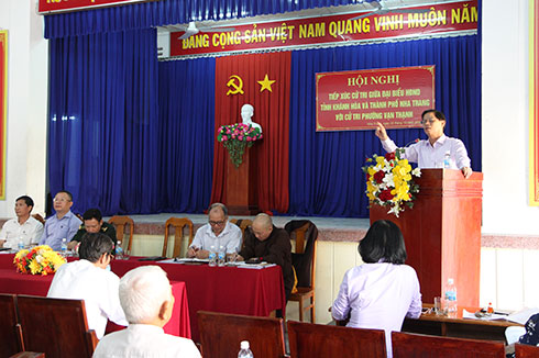 Ông Nguyễn Tấn Tuân tiếp xúc cử tri phường Vạn Thạnh.