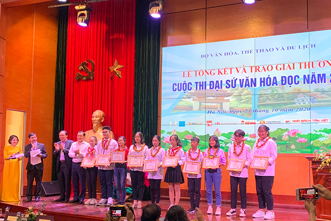 Em Trần Đăng Bảo Linh (thứ 3 từ phải qua) và em Võ An Bảo Thơ (thứ 8 từ phải qua) nhận giải ba của Ban tổ chức cuộc thi. 