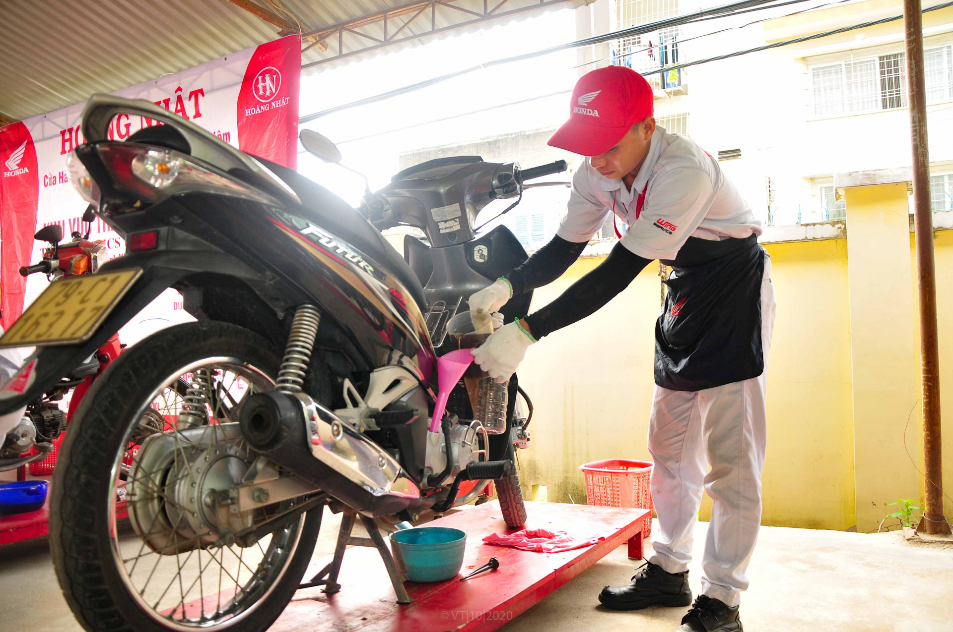Tại ngày hội, Head Honda Hoàng Nhật đã thay nhớt xe máy miễn phí cho hơn 400 người dân