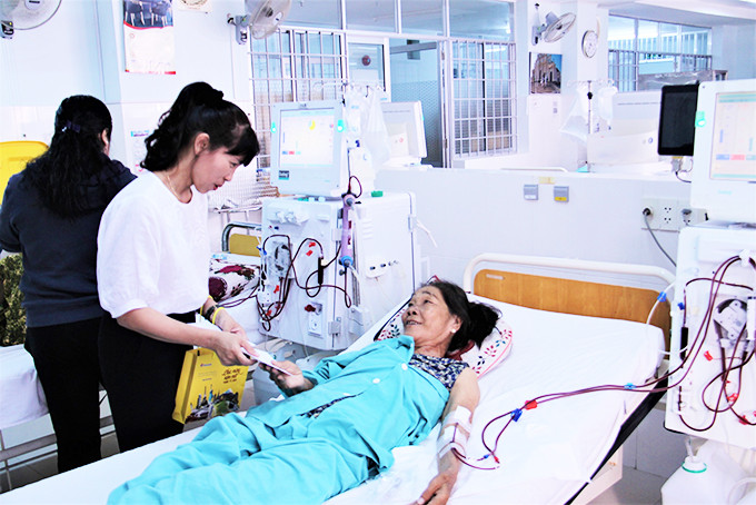 Đại diện Công đoàn PC Khánh Hòa tặng quà cho bệnh nhân tại Bệnh viện Đa khoa tỉnh.