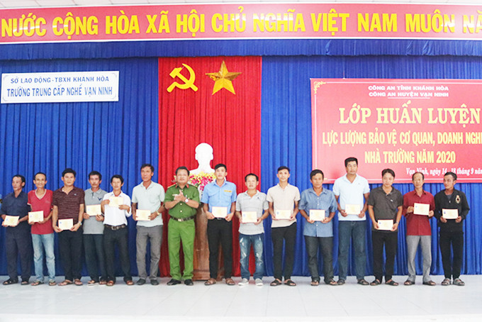 Lớp huấn luyện lực lượng bảo vệ tại Trường Trung cấp Nghề Vạn Ninh.