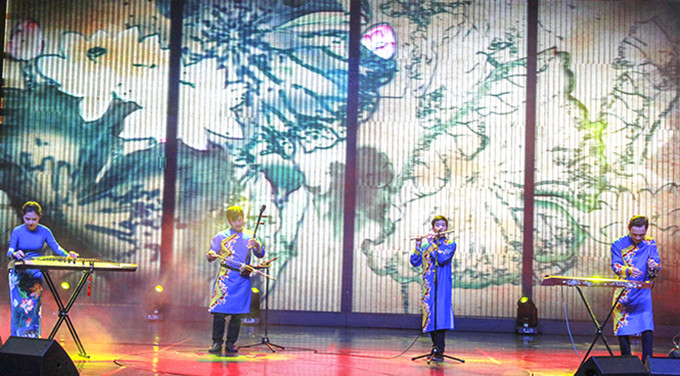 Các thành viên nhóm nhạc cụ truyền thống  của Đoàn Ca múa nhạc Hải Đăng  trong một chương trình biểu diễn. 