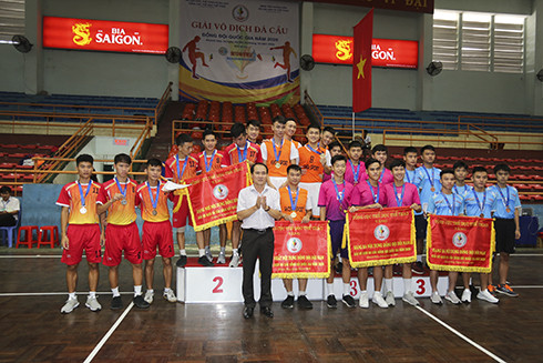 Nguyen Tuan Thanh, deputy director of Khanh Hoa’s Department of Culture and Sports, head of championship’s organization committee giving prizes of men’s team to winners