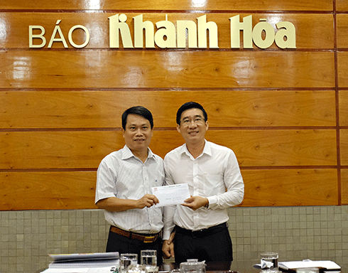 Ông Trần Trọng Khôi (bên phải) – Giám đốc Chi nhánh Nha Trang – Công ty Cổ phần Xe khách Phương Trang FUTA trao số tiền ủng hộ người dân các tỉnh miền Trung.
