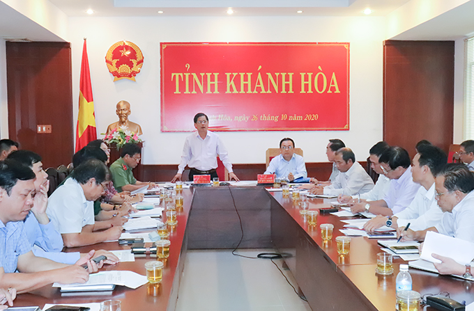 Ông Nguyễn Tấn Tuân chỉ đạo các sở ngành địa phương trong tỉnh chủ động ứng phó bão
