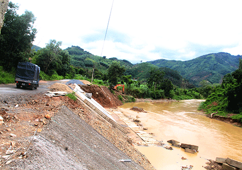 Hiện, các công trình trên địa bàn huyện Khánh Sơn đã tạm ngưng thi công để ứng phó với bão số 9