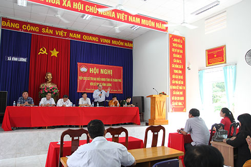 Ông Trần Văn Hoan - Chánh Văn phòng HĐND tỉnh ghi nhận các ý kiến cử tri.
