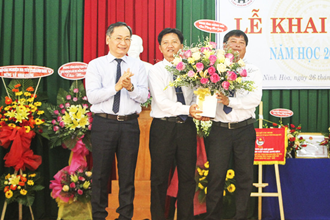 Đồng chí Nguyễn Đắc Tài tặng hoa chúc mừng lễ khai giảng  năm học mới của trường.