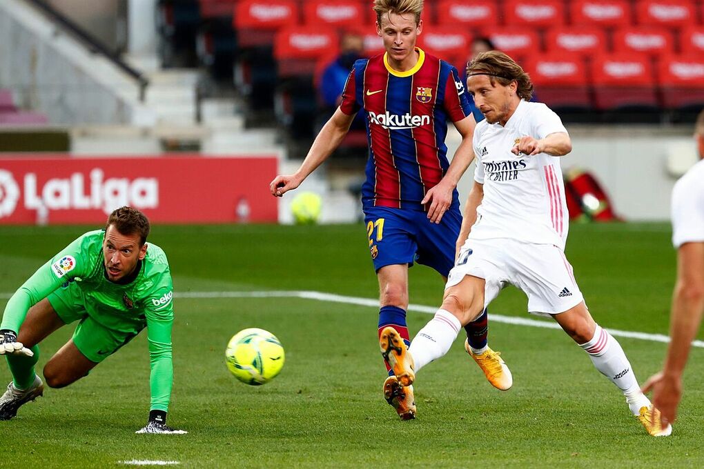 Modric ấn định thắng lợi 3-1 cho Real Madrid trước Barca trên sân Camp Nou hôm 24/10. Ảnh: AP