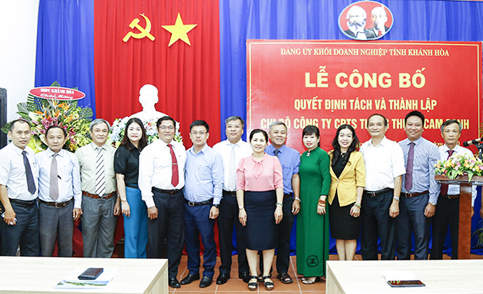 Các đại biểu chụp ảnh lưu niệm với chi bộ đảng mới thành lập.