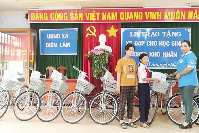 Phụ nữ xã Diên Lâm trao học bổng cho học sinh nghèo vượt khó.  