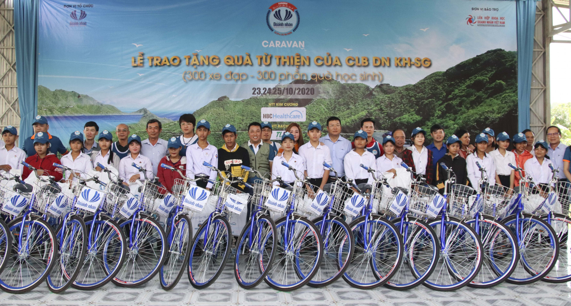 Trao xe đạp cho học sinh nghèo Khánh Vĩnh và Diên Khánh.