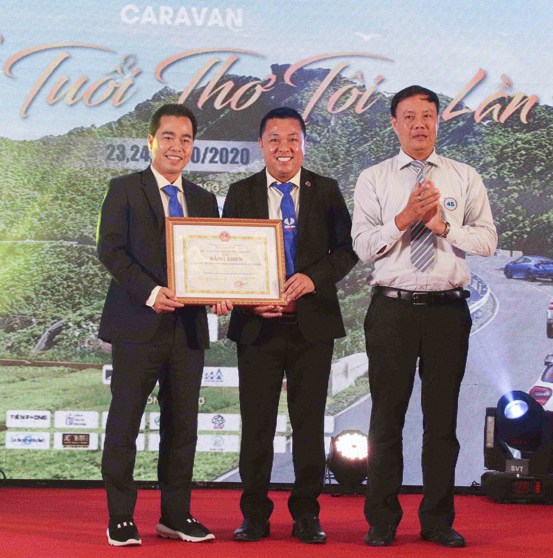 Ban thi đua khen thưởng tỉnh trao bằng khen cho Câu lạc bộ doanh nhân Khánh Hòa – Sài Gòn.