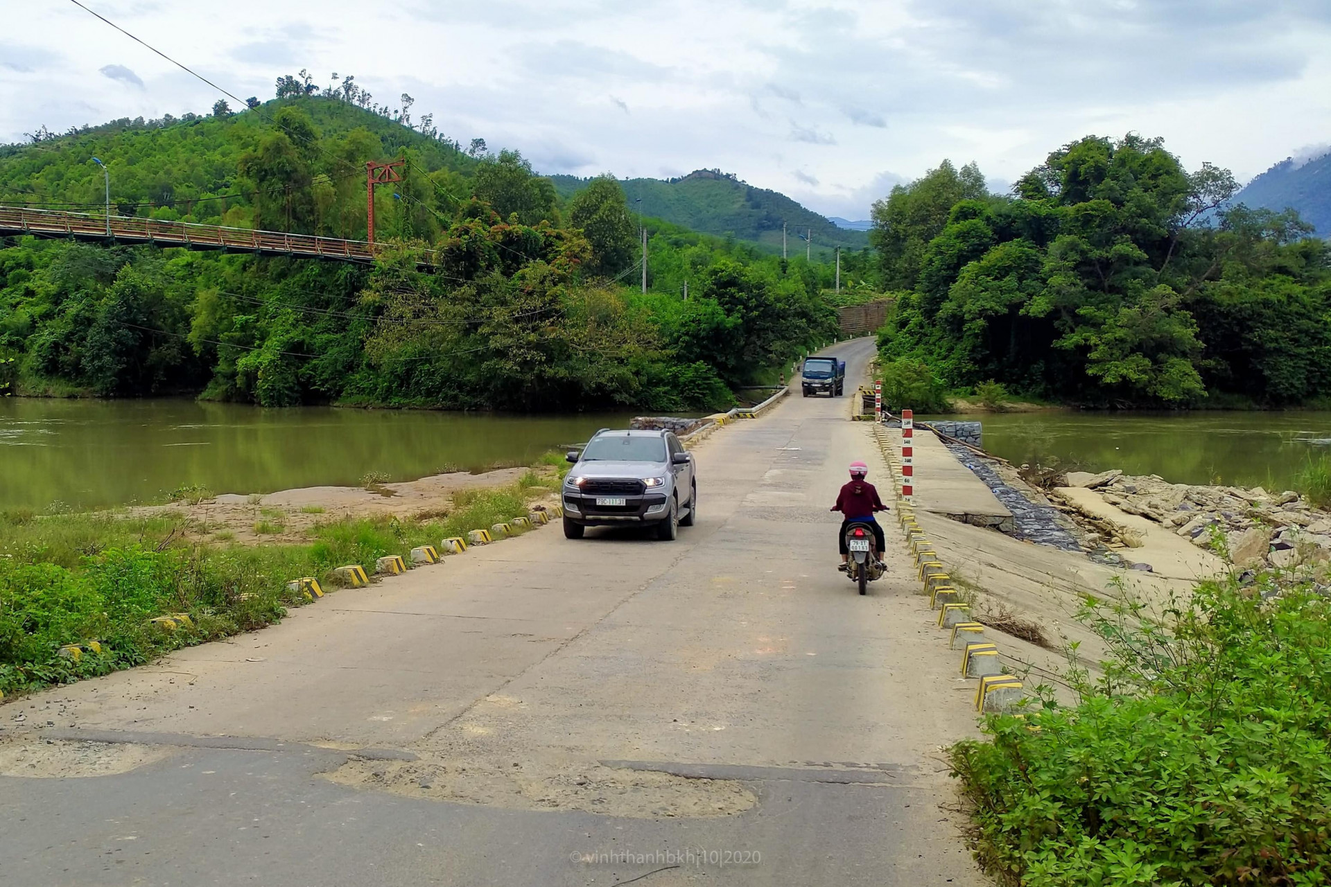 Cầu tràn trên tuyến đường từ thị trấn Khánh Vĩnh đi xã Khánh Nam từng bị sạt lở, hư hại do thiên tai đã được địa phương sửa chữa, gia cố 